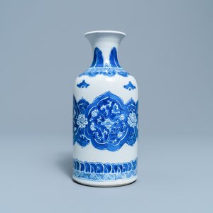 A Chinese blue and white rouleau vase, Kangxi — 照片 2