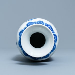 A Chinese blue and white rouleau vase, Kangxi — 照片 5