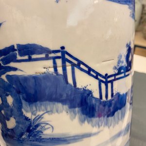 A Chinese blue and white rouleau vase, Kangxi mark, 19/20th C. — 照片 11