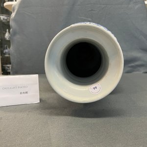 A Chinese blue and white rouleau vase, Kangxi mark, 19/20th C. — 照片 17
