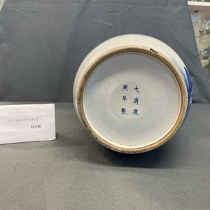A Chinese blue and white rouleau vase, Kangxi mark, 19/20th C. — 照片 19