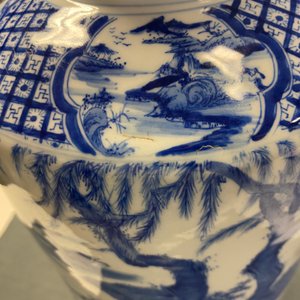 A Chinese blue and white rouleau vase, Kangxi mark, 19/20th C. — 照片 7