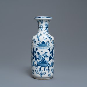 A Chinese blue and white rouleau vase, Kangxi mark, 19th C. — 照片 3