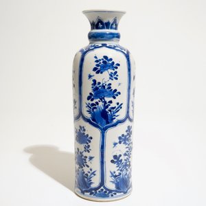 A Chinese blue and white rouleau vase, Kangxi — 照片 4