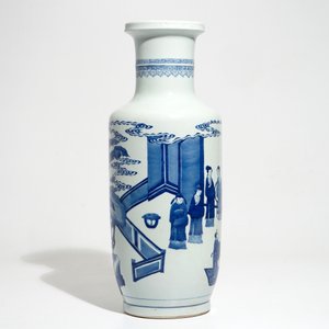 A Chinese blue and white rouleau vase with a court scene, 19/20th C. — photo 4