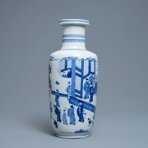 A Chinese blue and white rouleau vase with a court scene, Kangxi — 照片 2