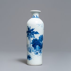 A Chinese blue and white rouleau vase with a figure in a landscape, Transitional period — 照片 3