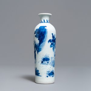 A Chinese blue and white rouleau vase with a figure in a landscape, Transitional period — 照片 4