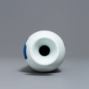 A Chinese blue and white rouleau vase with a figure in a landscape, Transitional period — 照片 5