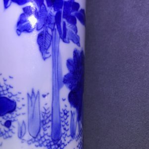 A Chinese blue and white rouleau vase with a figure in a landscape, Transitional period — 照片 7