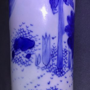 A Chinese blue and white rouleau vase with a figure in a landscape, Transitional period — 照片 8