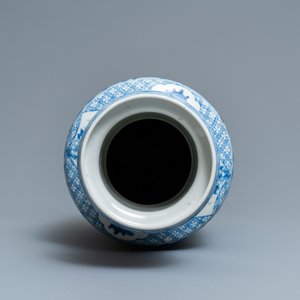 A Chinese blue and white rouleau vase with antiquities and floral designs, 19th C. — 照片 5