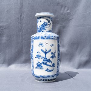 A Chinese blue and white rouleau vase with antiquities and floral designs, 19th C. — 照片 7