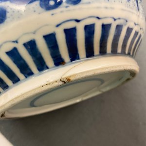 A Chinese blue and white rouleau vase with antiquities and floral designs, 19th C. — 照片 10
