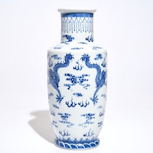 A Chinese blue and white rouleau vase with dragons, 19/20th C. — photo 3