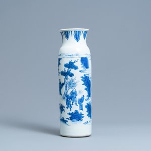 A Chinese blue and white rouleau vase with figures in a landscape, Transitional period — 照片 1