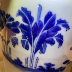 A Chinese blue and white rouleau vase with figures in a landscape, Transitional period — 照片 12