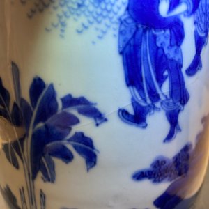 A Chinese blue and white rouleau vase with figures in a landscape, Transitional period — 照片 13