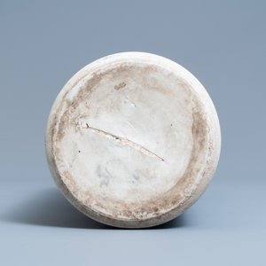 A Chinese blue and white rouleau vase with figures in a landscape, Transitional period — 照片 6