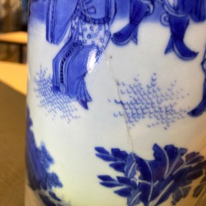 A Chinese blue and white rouleau vase with figures in a landscape, Transitional period — 照片 9