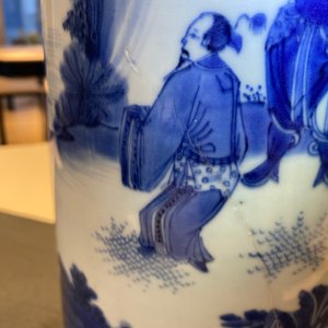 A Chinese blue and white rouleau vase with figures in a landscape, Transitional period — 照片 10