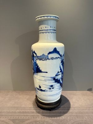A Chinese blue and white rouleau vase with fishermen in a landscape, Kangxi — photo 3