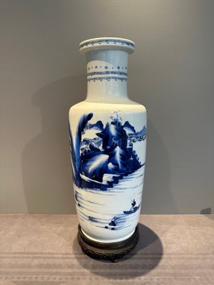 A Chinese blue and white rouleau vase with fishermen in a landscape, Kangxi — photo 4