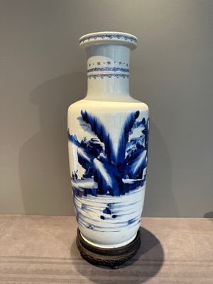 A Chinese blue and white rouleau vase with fishermen in a landscape, Kangxi — photo 5