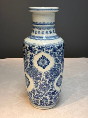 A Chinese blue and white rouleau vase with floral design, Kangxi — photo 1