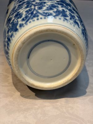 A Chinese blue and white rouleau vase with floral design, Kangxi — photo 11