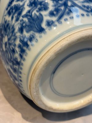 A Chinese blue and white rouleau vase with floral design, Kangxi — photo 12