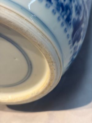 A Chinese blue and white rouleau vase with floral design, Kangxi — photo 13