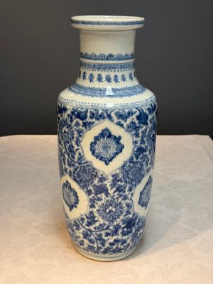A Chinese blue and white rouleau vase with floral design, Kangxi — photo 2