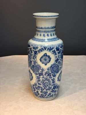 A Chinese blue and white rouleau vase with floral design, Kangxi — photo 3