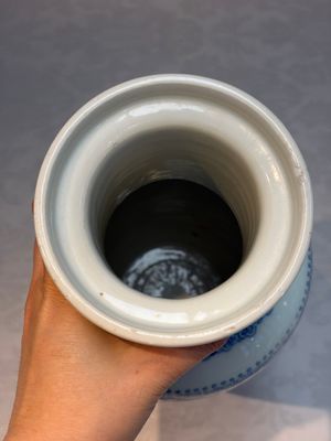 A Chinese blue and white rouleau vase with floral design, Kangxi — photo 4