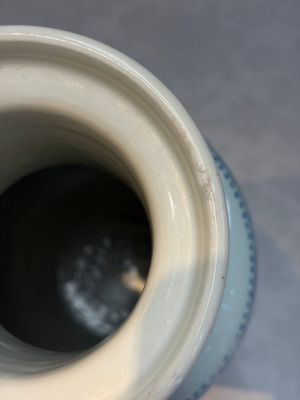 A Chinese blue and white rouleau vase with floral design, Kangxi — photo 5