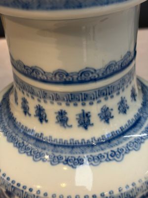 A Chinese blue and white rouleau vase with floral design, Kangxi — photo 6