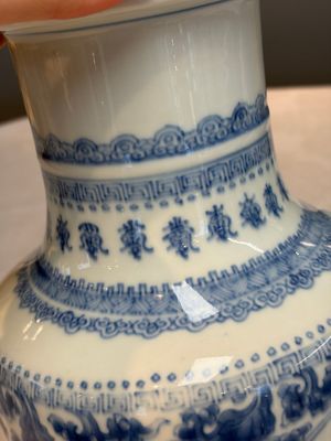 A Chinese blue and white rouleau vase with floral design, Kangxi — photo 7