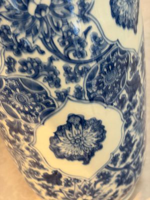 A Chinese blue and white rouleau vase with floral design, Kangxi — photo 8