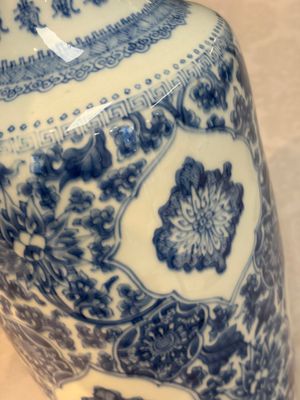 A Chinese blue and white rouleau vase with floral design, Kangxi — photo 9