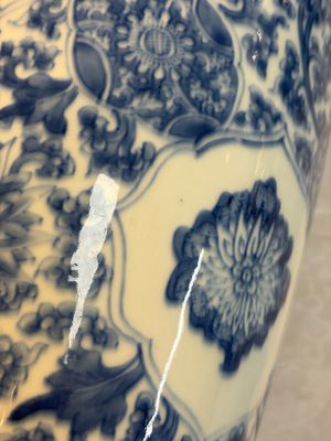 A Chinese blue and white rouleau vase with floral design, Kangxi — photo 10