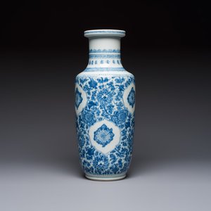 A Chinese blue and white rouleau vase with floral design, Kangxi — photo 1