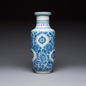 A Chinese blue and white rouleau vase with floral design, Kangxi — photo 2