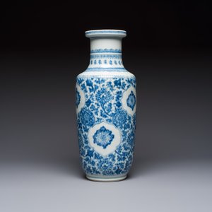 A Chinese blue and white rouleau vase with floral design, Kangxi — photo 3
