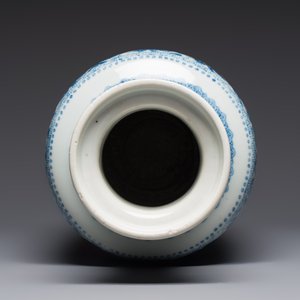 A Chinese blue and white rouleau vase with floral design, Kangxi — photo 5