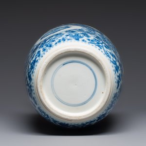 A Chinese blue and white rouleau vase with floral design, Kangxi — photo 6
