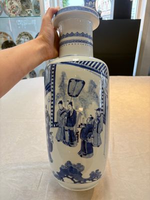A Chinese blue and white rouleau vase with narrative design, Kangxi — 照片 1