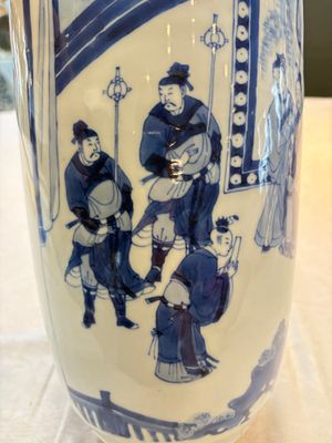 A Chinese blue and white rouleau vase with narrative design, Kangxi — 照片 11