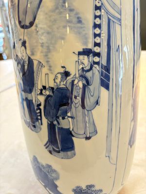 A Chinese blue and white rouleau vase with narrative design, Kangxi — 照片 13