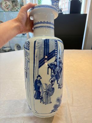 A Chinese blue and white rouleau vase with narrative design, Kangxi — 照片 2